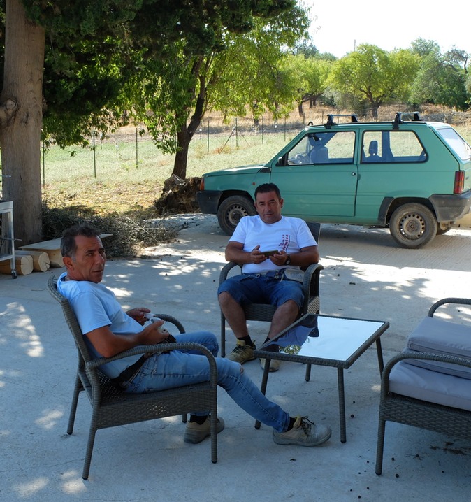 auf der Terrasse Carmelo und Salvatore