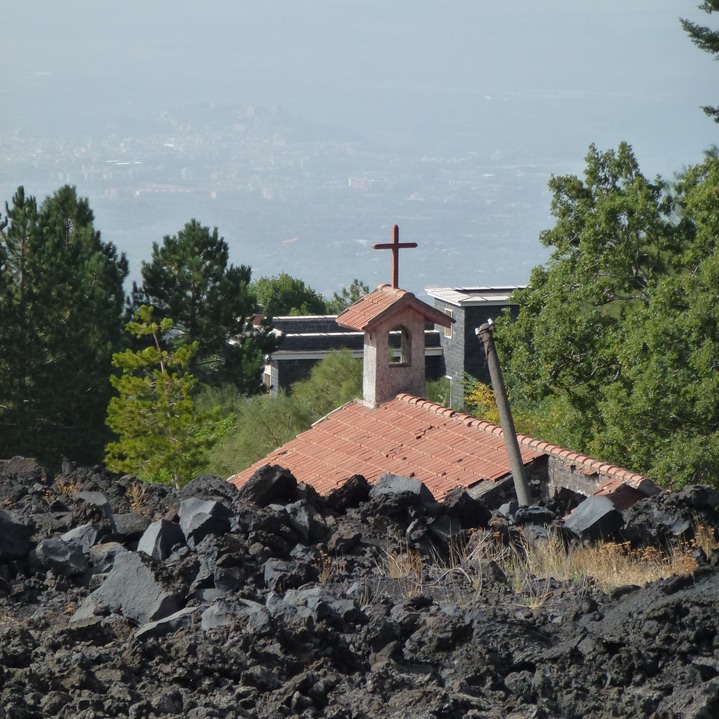 Kirche im Lavakegel